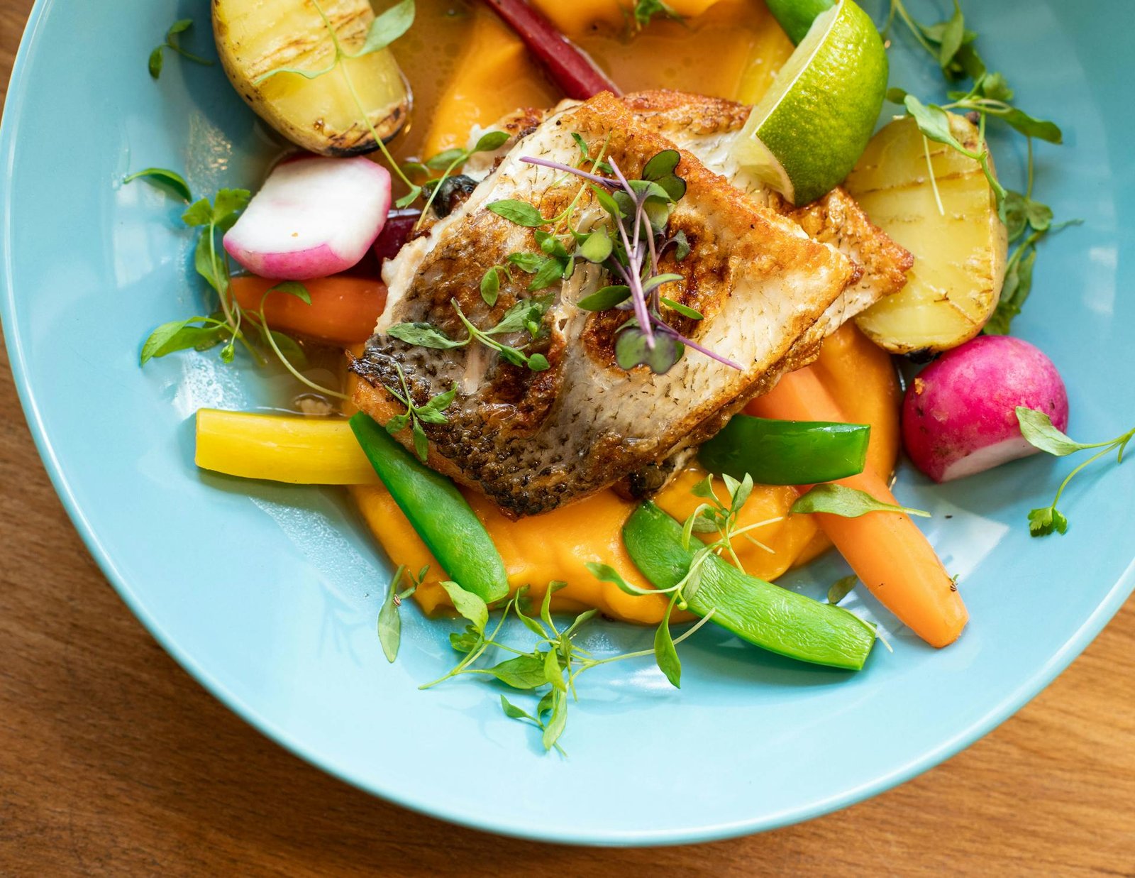 A balanced anti-inflammatory Mediterranean meal plate with grilled salmon, fresh vegetables, quinoa and olive oil for full body healing